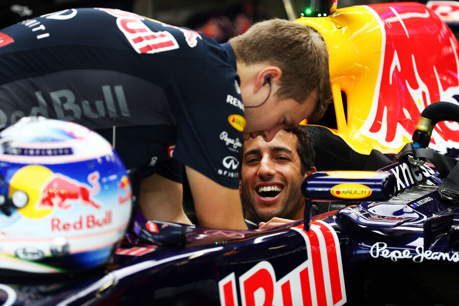 http://img3.auto-motor-und-sport.de/Daniel-Ricciardo-Red-Bull-Formel-1-GP-Singapur-20-September-2015-fotoshowBigImage-58141720-897616.jpg