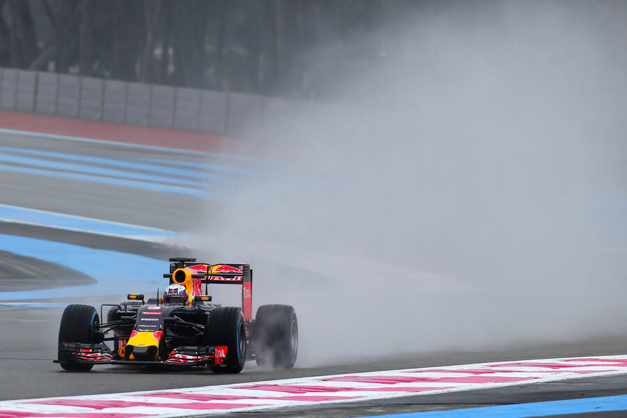 Daniel-Ricciardo-Red-Bull-Pirelli-Regentest-Paul-Ricard-25-Januar-2016-fotoshowBigImage-209ec51c-922796.jpg