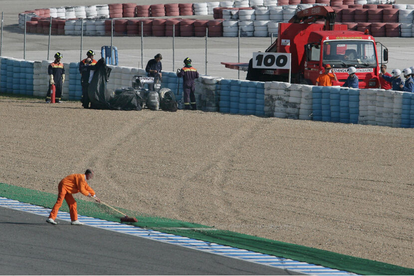 F1-Test-Jerez-2011-f830x554-F4F4F2-C-2d268a6e-453378.jpg
