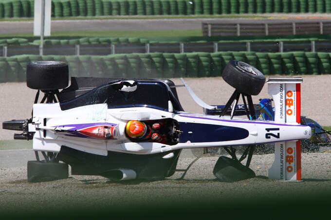 Formel-2-Crash-13-fotoshowImage-f0afcf88-585435.jpg