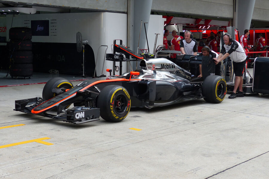 [Imagen: GP-Malaysia-McLaren-Honda-Formel-1-Donne...853057.jpg]