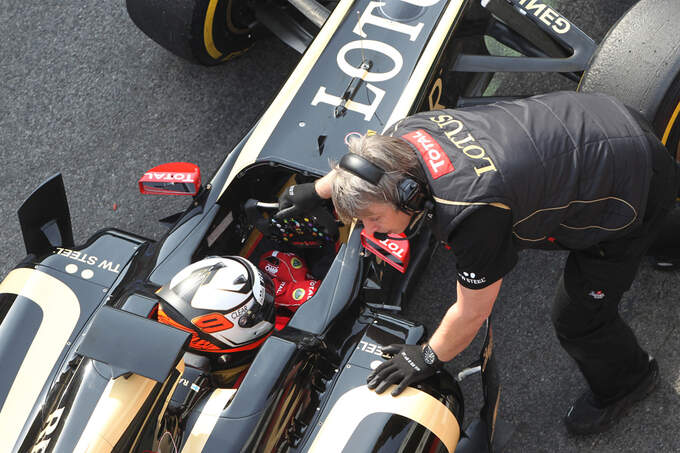 Kimi-Raeikkoenen-Lotus-Formel-1-Test-Barcelona-4-Maerz-2012-fotoshowImage-2b7891c-575022.jpg