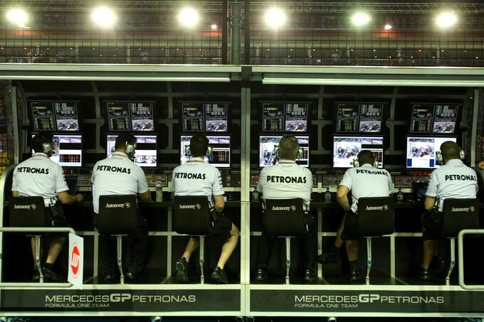 Mercedes-GP-GP-Singapur-24-September-2011-fotoshowImage-6a84257a-538821.jpg