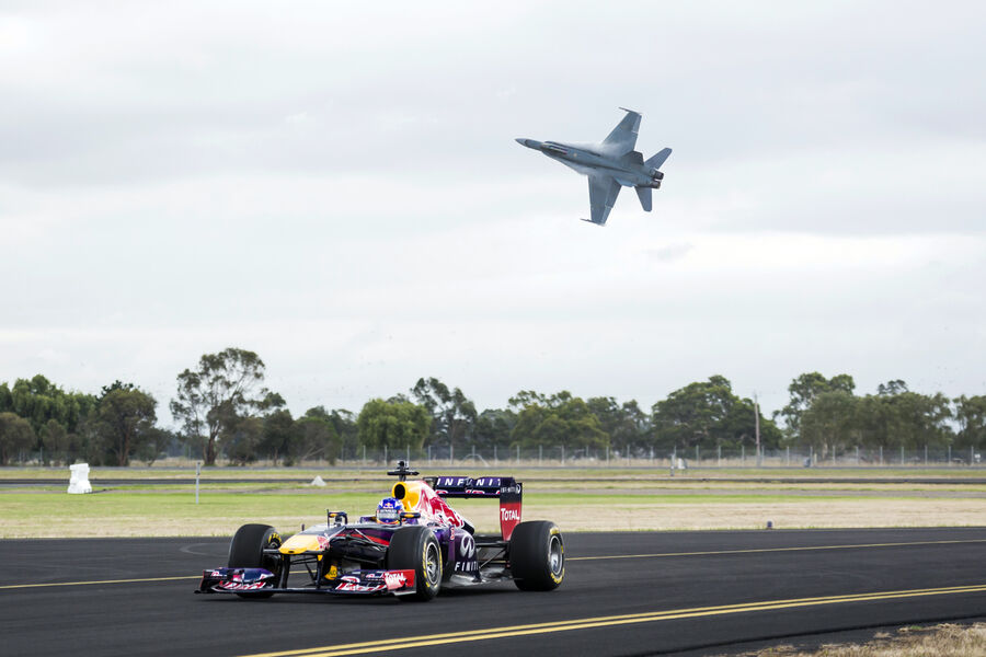 Red-Bull-Daniel-Ricciardo-Duesenjet-Formel-1-GP-Australien-12-Maerz-2014-fotoshowBigImage-6b70cd1f-763738.jpg