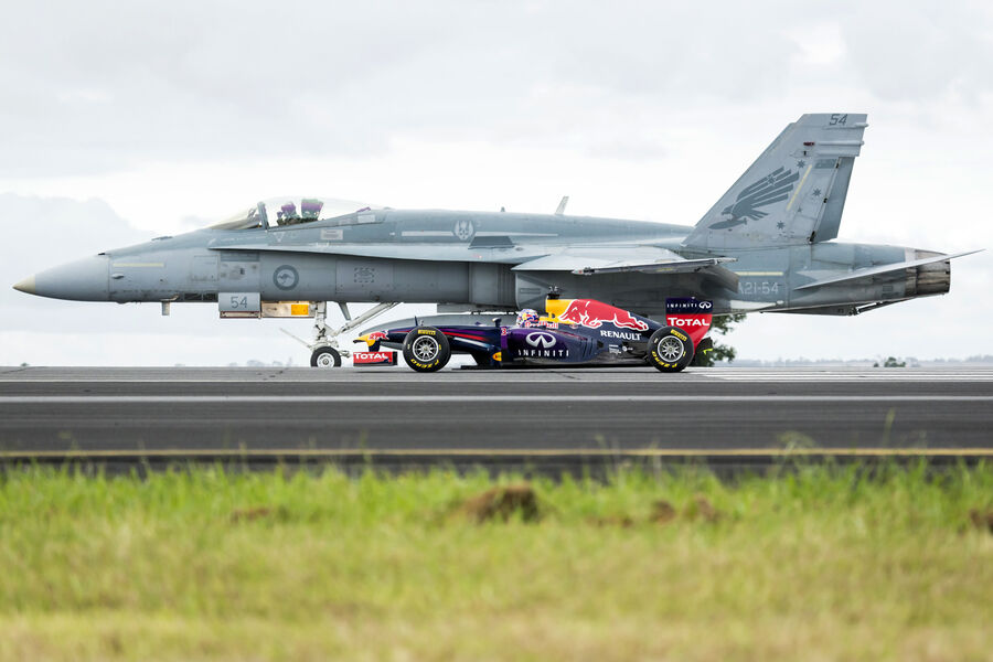 Red-Bull-Daniel-Ricciardo-Duesenjet-Formel-1-GP-Australien-12-Maerz-2014-fotoshowBigImage-b3dea5f8-763735.jpg