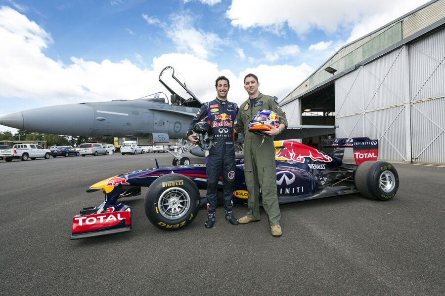 Red-Bull-Daniel-Ricciardo-Duesenjet-Formel-1-GP-Australien-12-Maerz-2014-fotoshowBigImage-fff99b75-763736.jpg