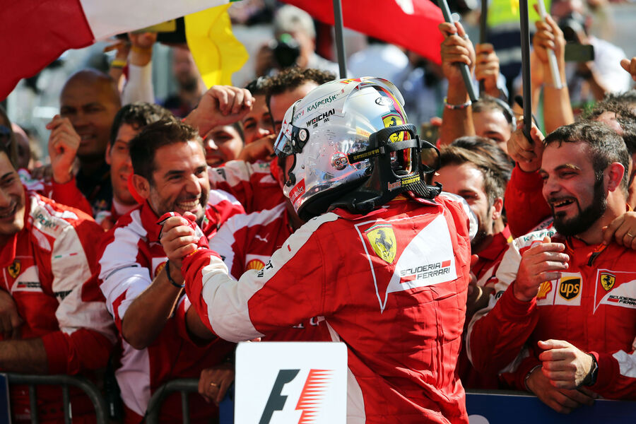 [Imagen: Sebastian-Vettel-Ferrari-GP-Ungarn-Budap...885272.jpg]
