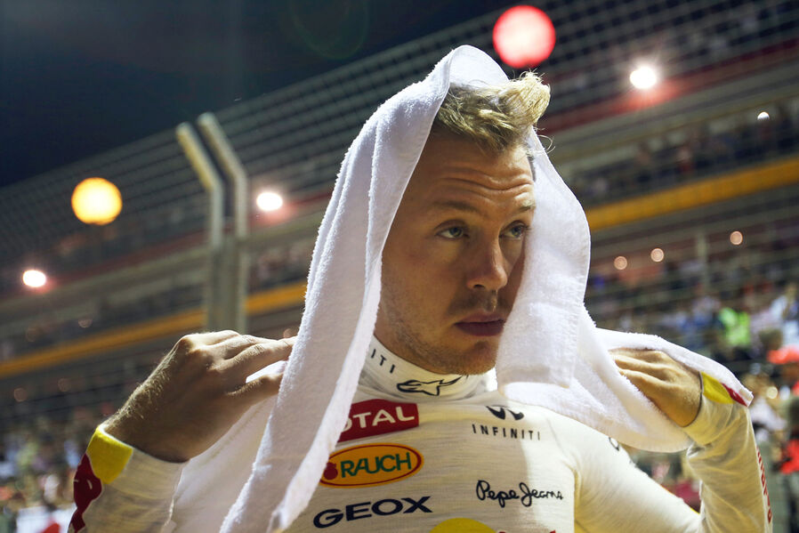 Sebastian-Vettel-GP-Singapur-2012-19-fotoshowImageNew-b81d313-630748.jpg