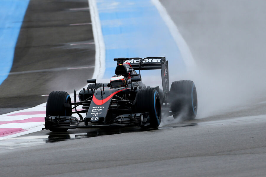 Stoffel-Vandoorne-McLaren-Pirelli-Regentest-Paul-Ricard-25-Januar-2016-fotoshowBigImage-2b08ad1a-922802.jpg